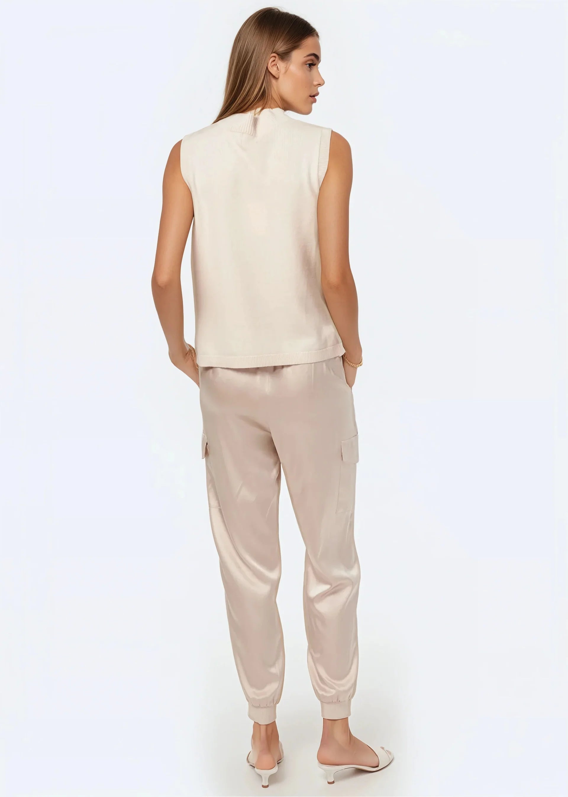 Cac02 Cream Sleeveless Sweater
