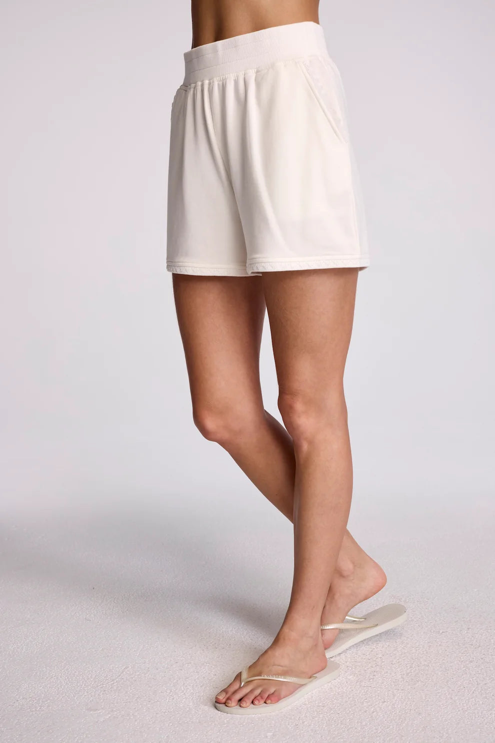 Su173 White Shorts