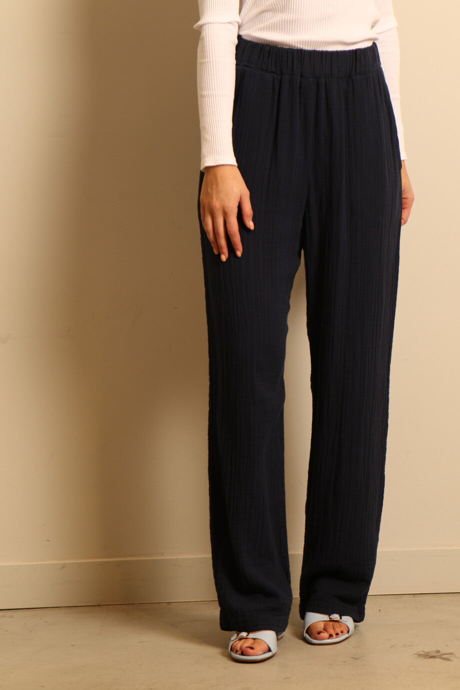 Xix357004 Xirena Navy Gauze Pant