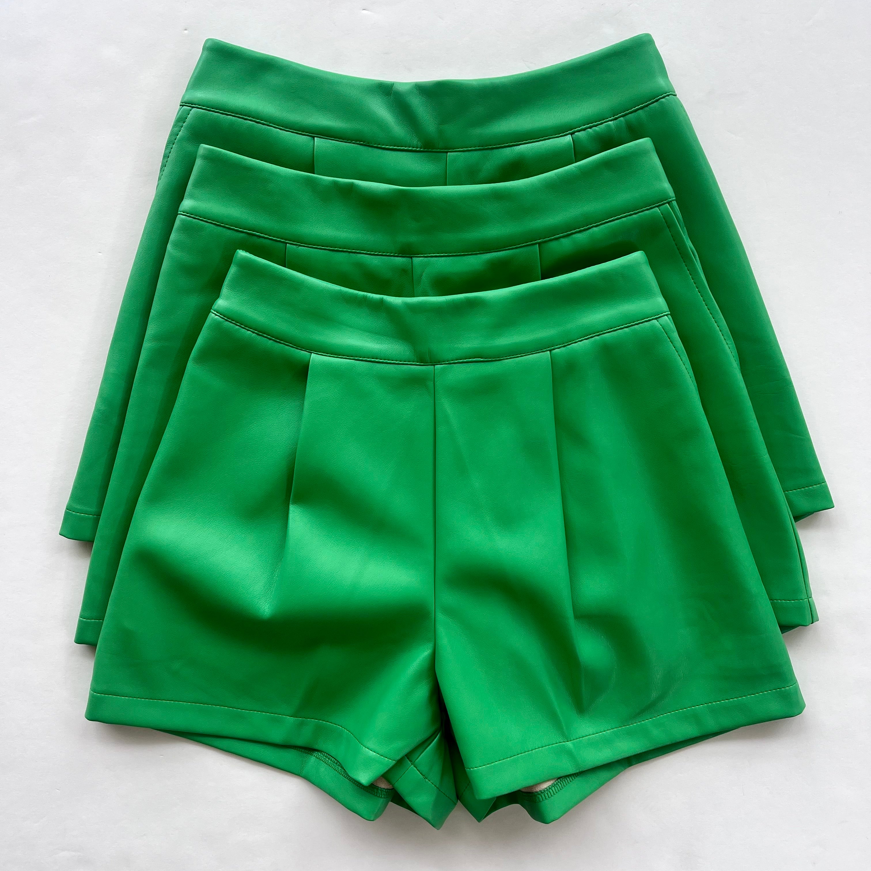 Do75292 Kelly Green Pleated Short