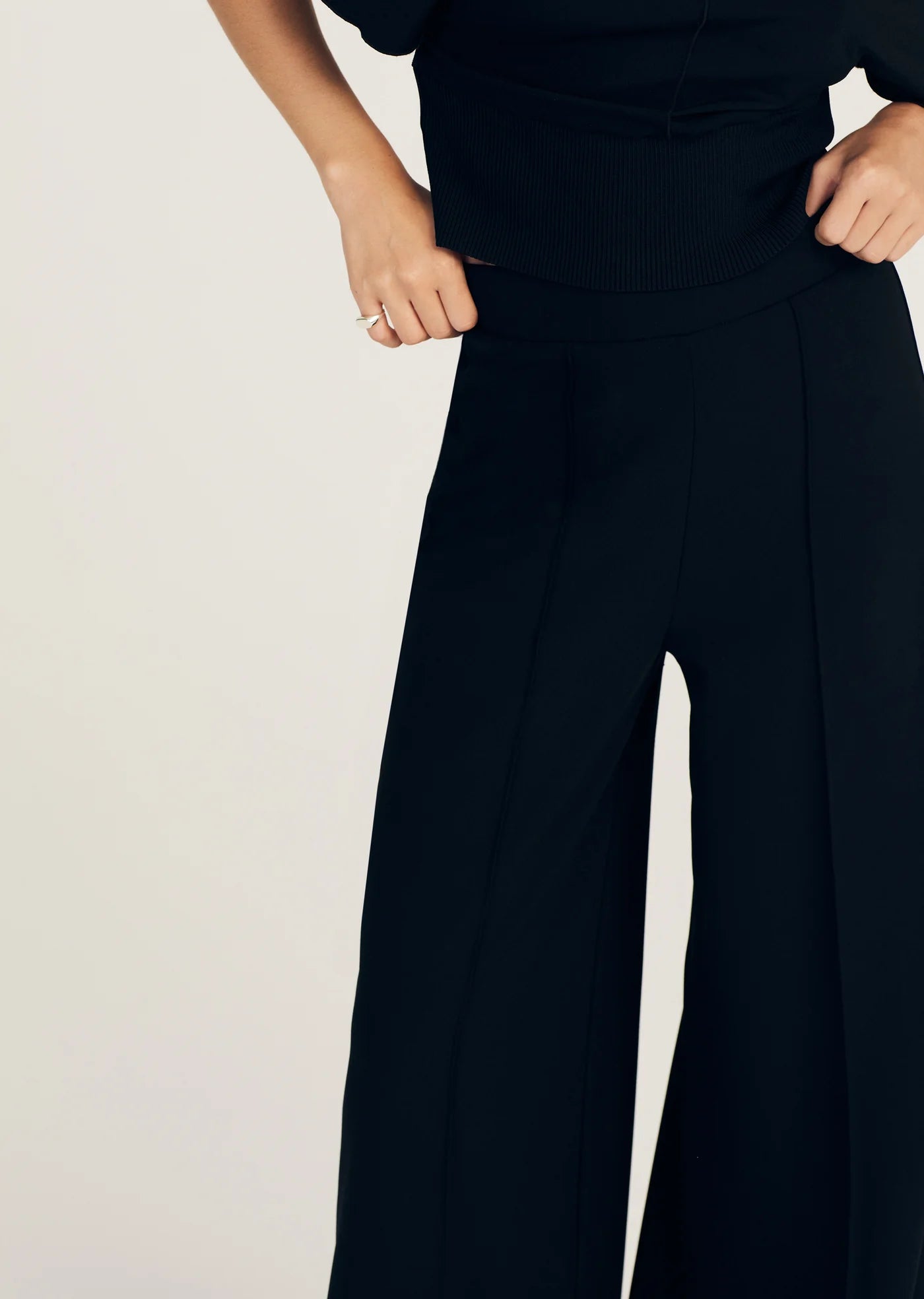 De1239 Ponte Black Flare Pant