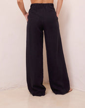 Load image into Gallery viewer, Beb3253 Bella Dahl Black Pleated Trouser
